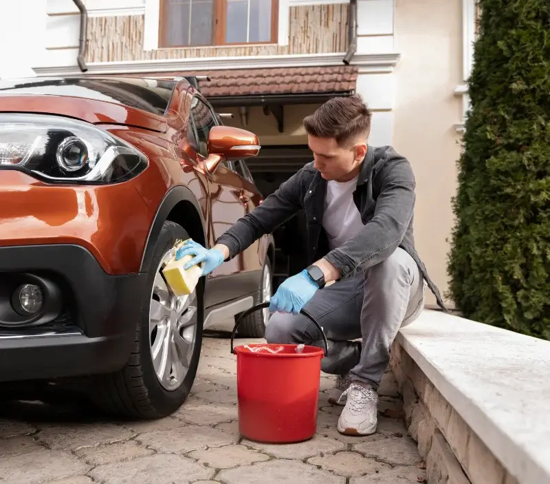 Lavage auto à domicile Le Sappey-en-Chartreuse : professionnel intervenant sur un véhicule
